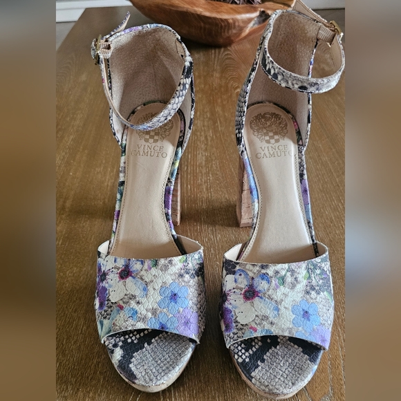 Vince Camuto Purple Snake Print Shoes - Picture 2 of 5